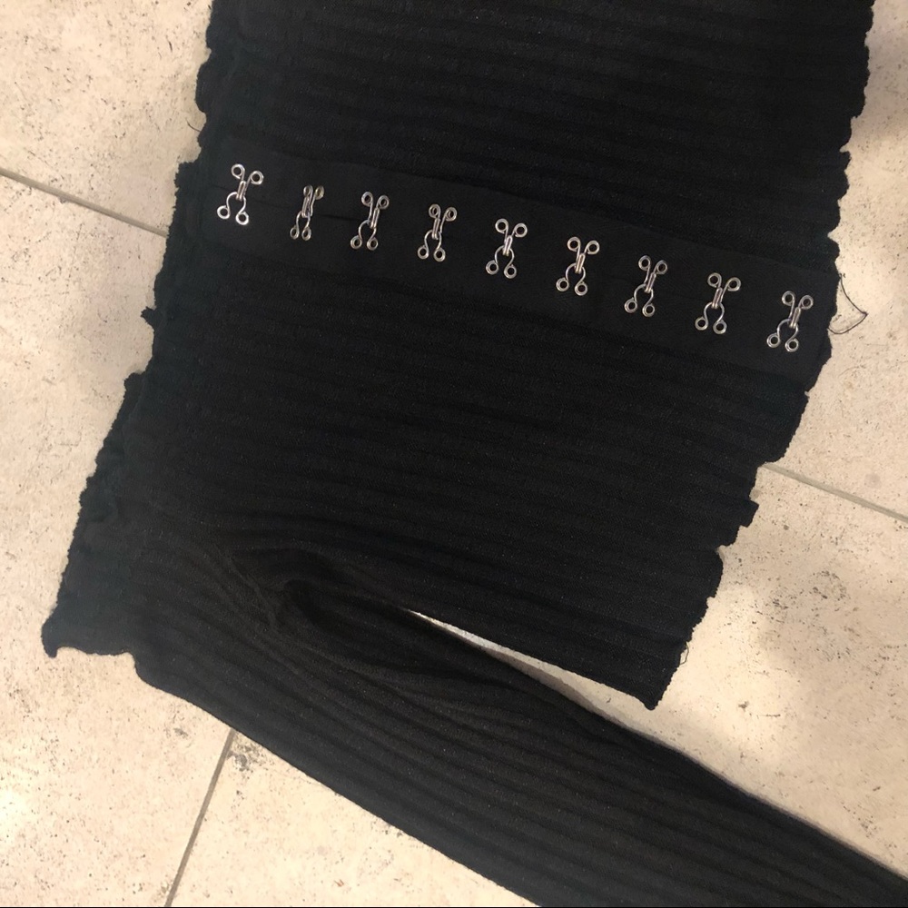 Ribbed Off shoulder black hook crop top - Picture 6 of 6